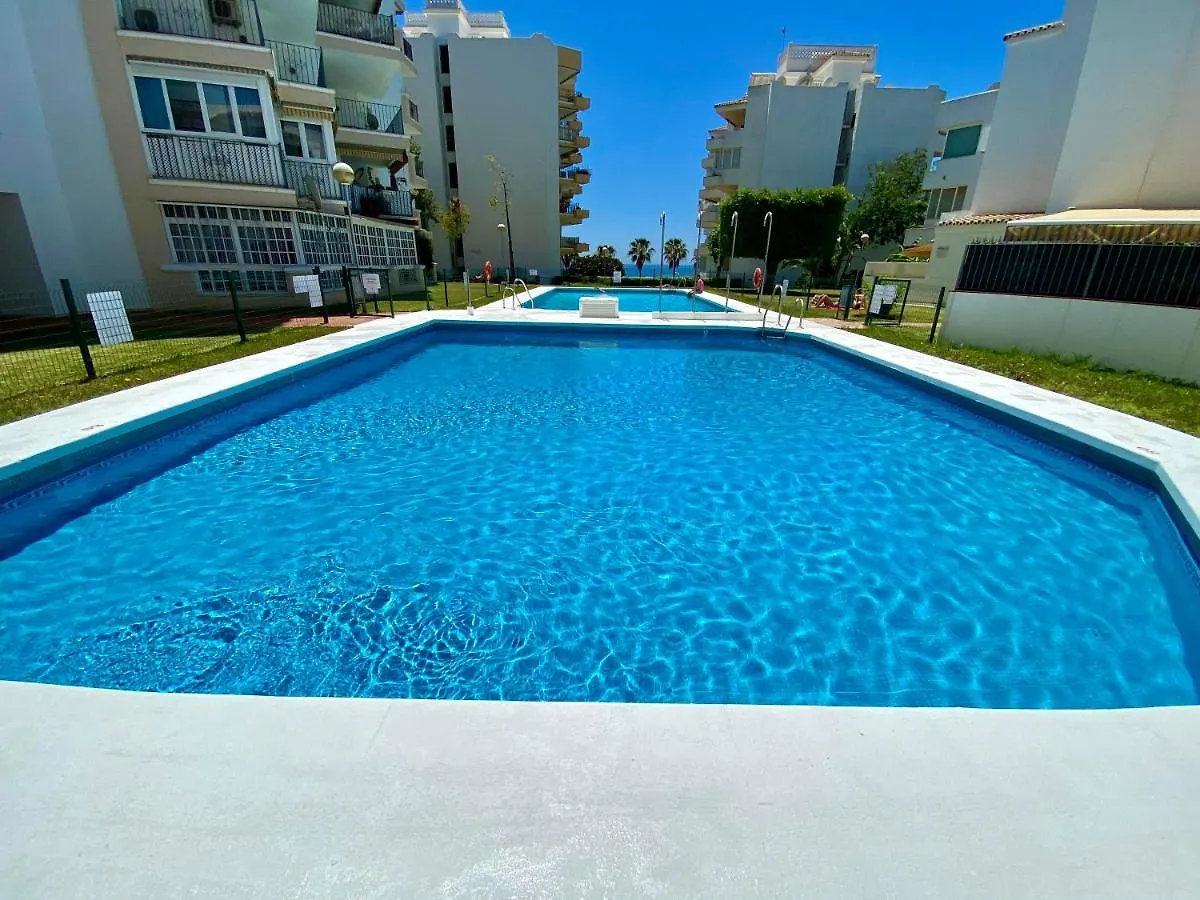 Apartment Overlooking The Beach 마르베야