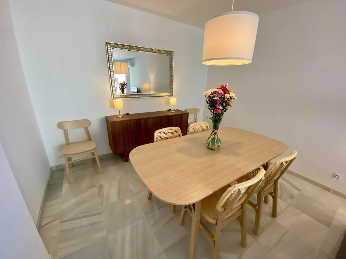 Apartment Overlooking The Beach 마르베야