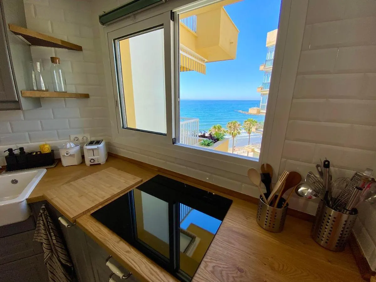 Apartment Overlooking The Beach 마르베야